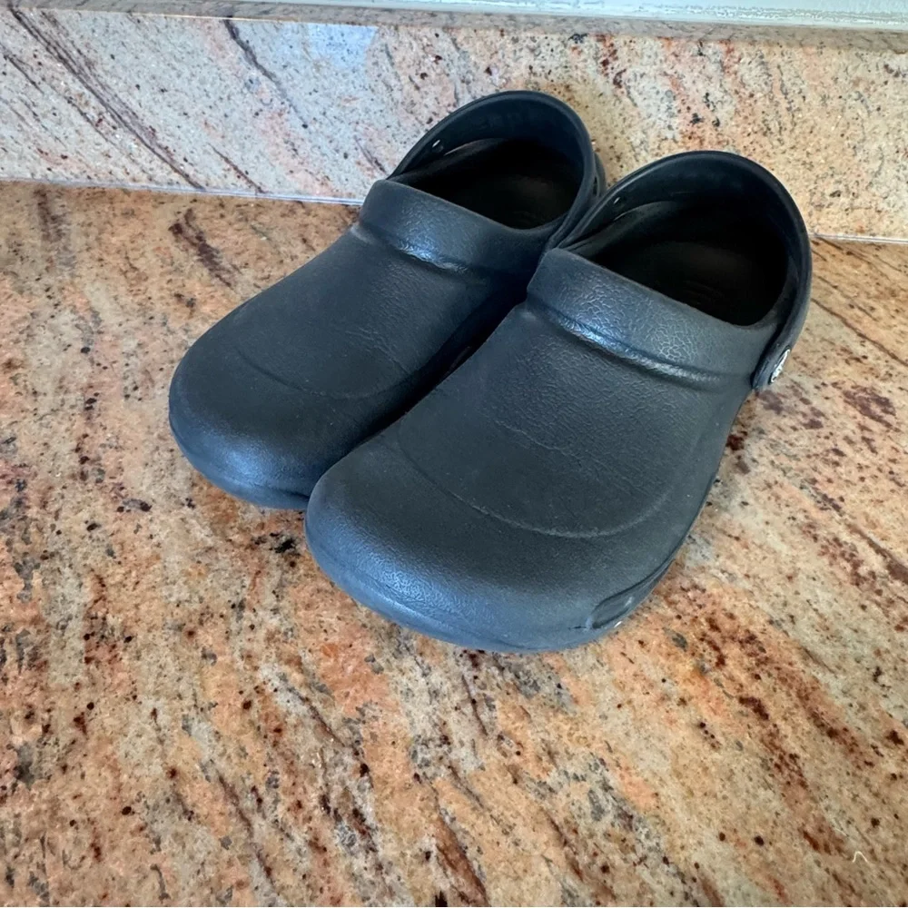 CROCS Women’s Size 6 Black Clogs - Picture 2 of 5